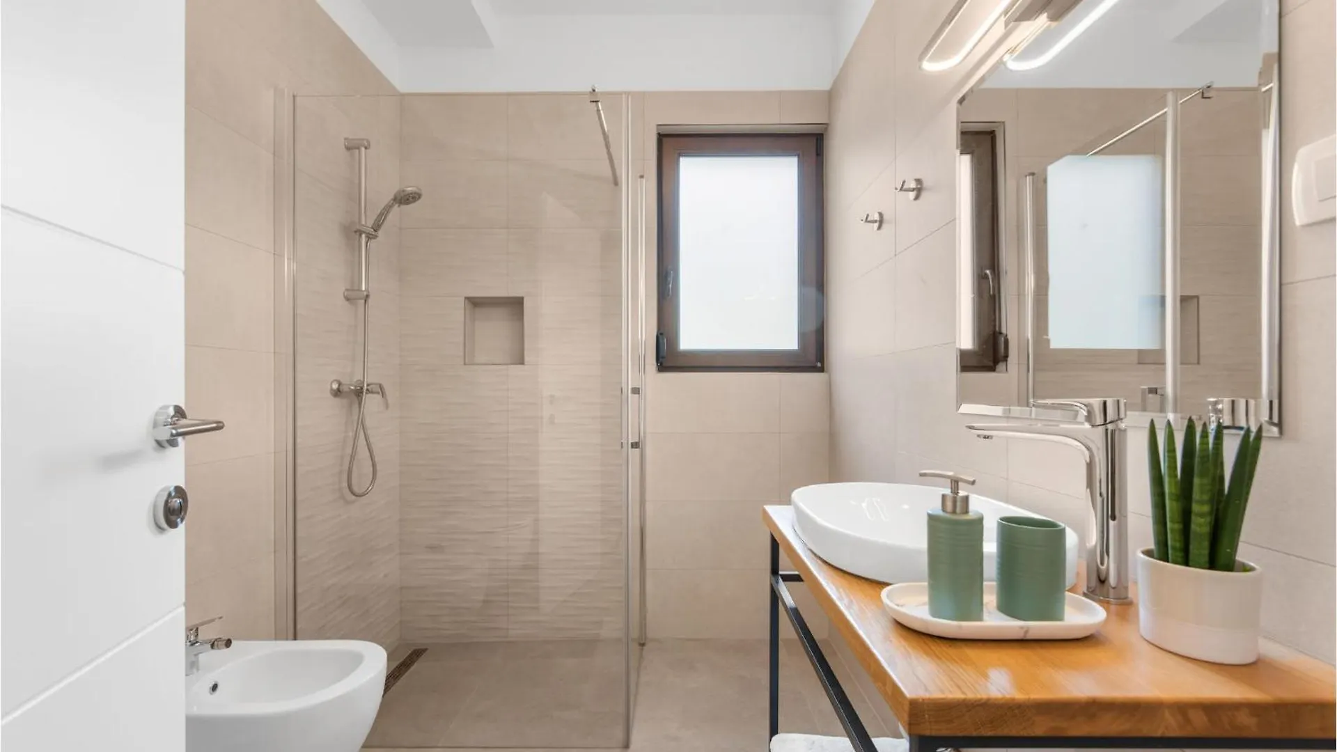 4 Bedroom Amazing Home In Kadumi 0*,