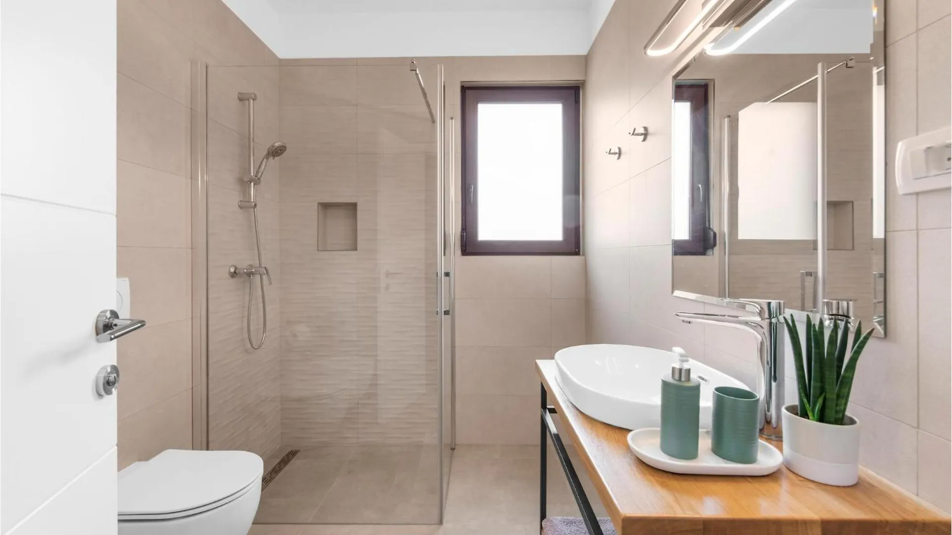 4 Bedroom Amazing Home In Kadumi Prázdninový dům