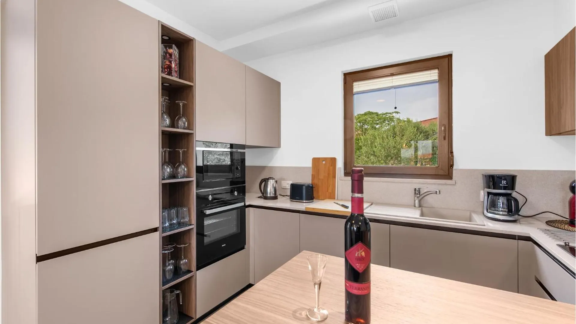 4 Bedroom Amazing Home In Kadumi Vikendica